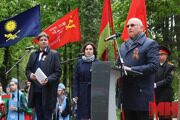 2025-05-07-politika-miting-vozlozhenie-s-petrishenko-miczevich-6-kopiya
